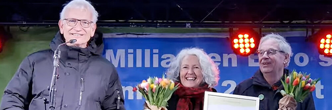 Kleine Feier auf der 798. Montagsdemo in Stuttgart – mit Jürgen Resch (links, von der DUH) und Angelika Linckh